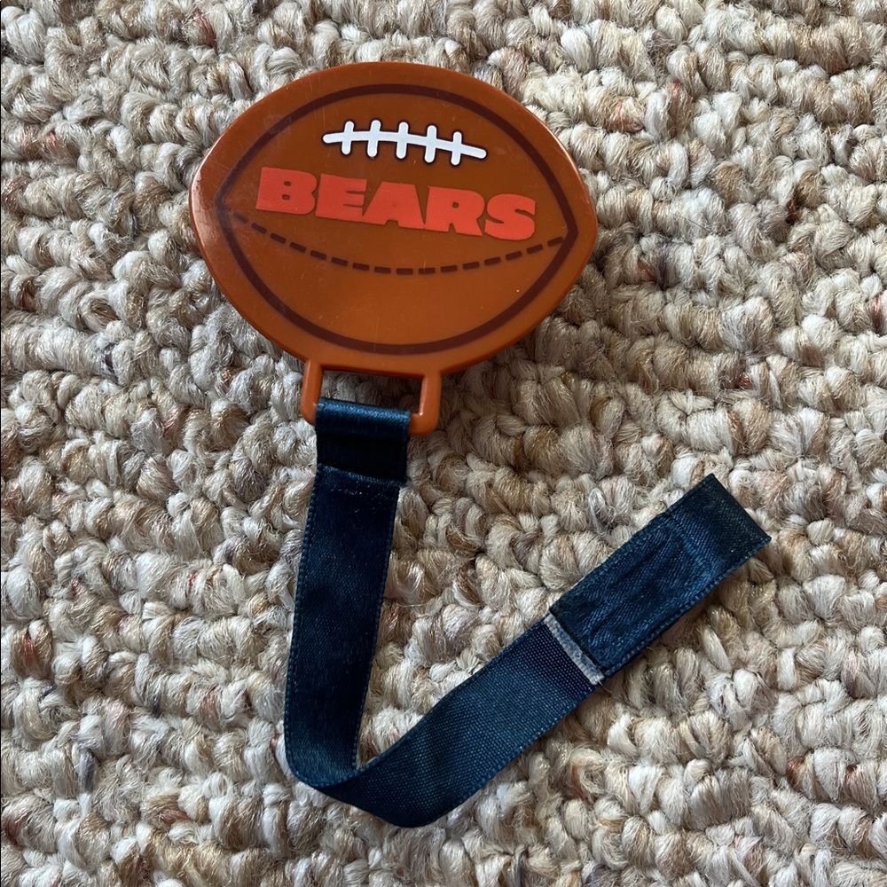 🌺🏈Chicago Bears football baby pacifier clip.
